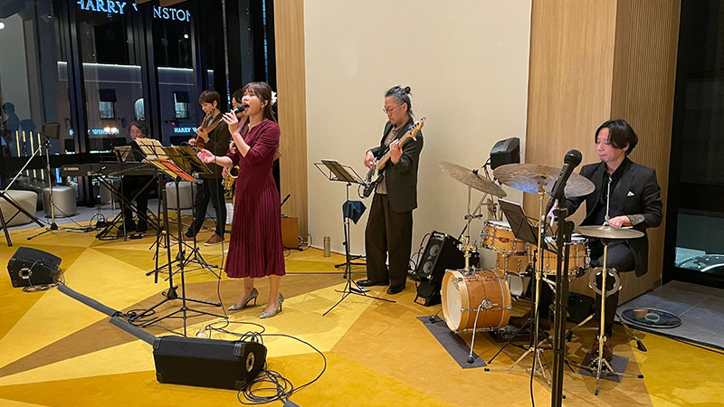 企業忘年会での生演奏｜W OSAKA チャペル貸切パーティー